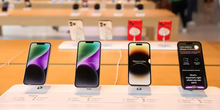 apple-airlifts-600-tons-of-iphones-from-india-to-beat-trump-tariffs-sources-say